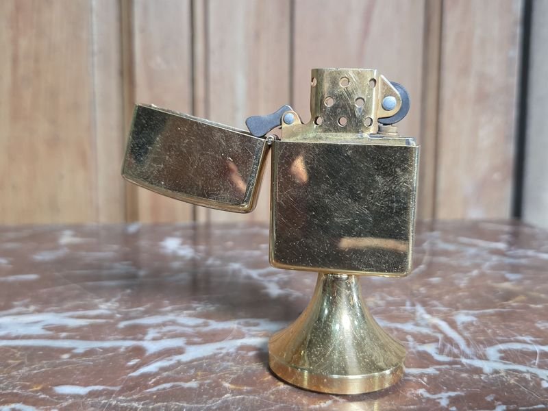 Encendedor de Sobremesa Bradford Dorado con Base
