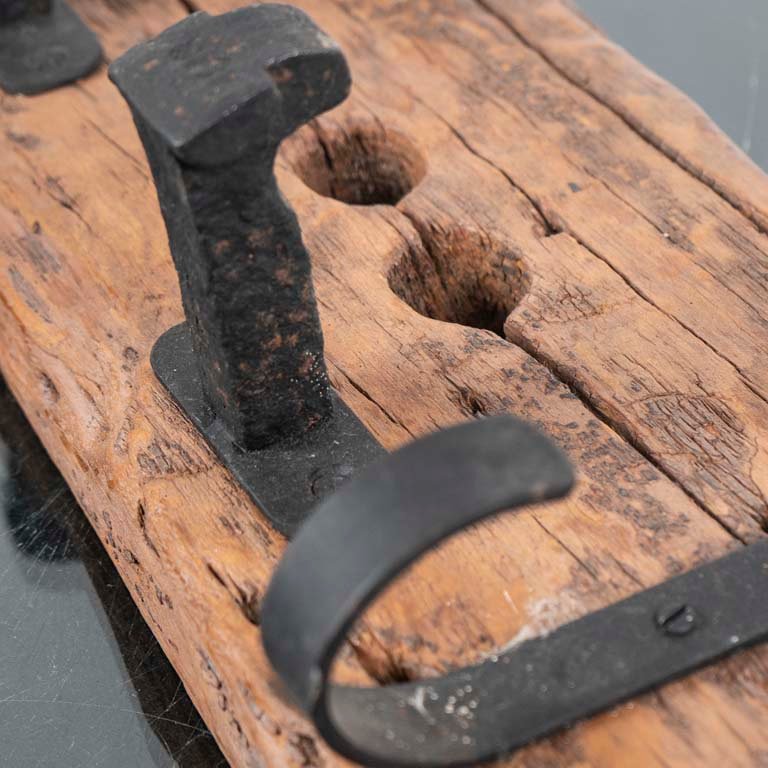 Perchero rustico de hierro y madera para almacenamiento - imagen 2
