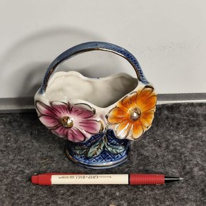 Canasta Decorativa de Porcelana Esmaltada con Flores y Detalle Numerado - imagen 1