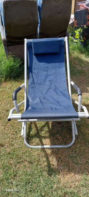 Lote siguiente: Silla de jardín azul reclinable