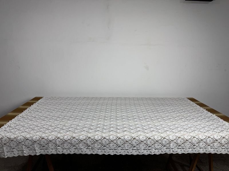 Lote siguiente: Mantel de encaje con pequeña fisura en el centro