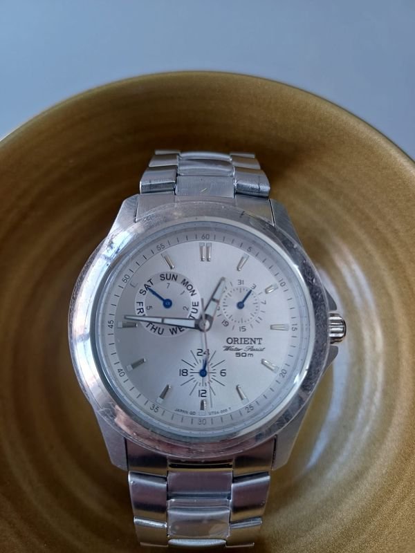 Reloj Orient Acero Inoxidable Cuarzo Plateado Calendario 42mm