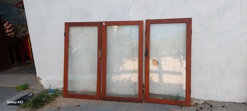 Lote siguiente: Puertas de vidrio con marco de madera