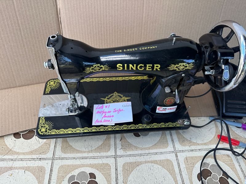 Lote siguiente: Maquina de coser Singer con Motor, falta correa