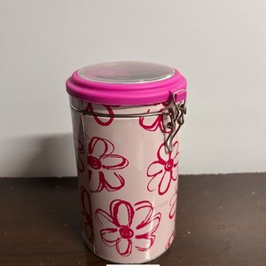 Lote siguiente: Recipiente Metálico Decorado con Flores Rosas y Tapa Transparente