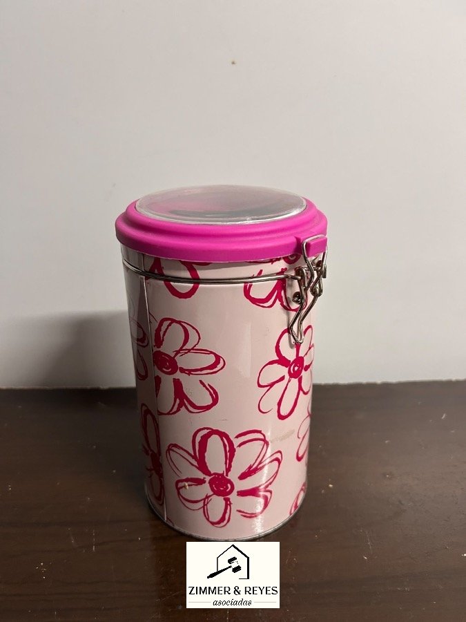 Recipiente Metálico Decorado con Flores Rosas y Tapa Transparente