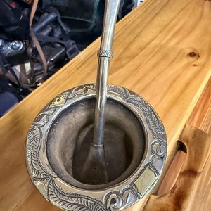 Mate de Cuero con Virola de Alpaca y Bombilla de Plata Sellada - imagen 3