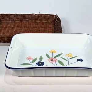 Fuente Rectangular de Losa Blanca con Flores y Soporte de Ratán - imagen 2