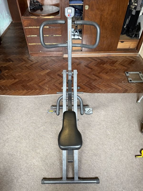 Máquina de Ejercicio Combinada Body Crunch: Remo y Bicicleta