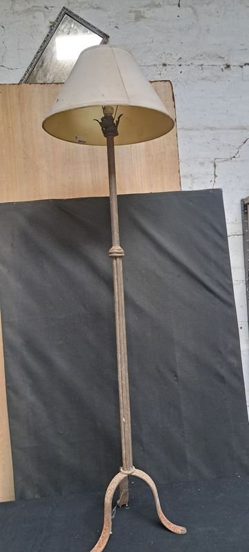 Lote siguiente: Lámpara de pie en hierro de diseño vintage