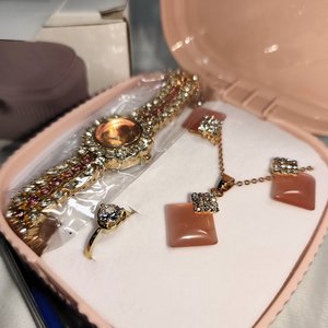 Set de Joyería y Reloj para Dama: Collar, Aretes, Anillo y Pulsera - Dorado, Rojo y Plateado - imagen 2