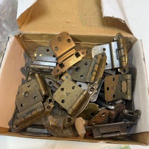 Lote de Bisagras de Bronce, Tornillos y Herrajes Varios - imagen 2