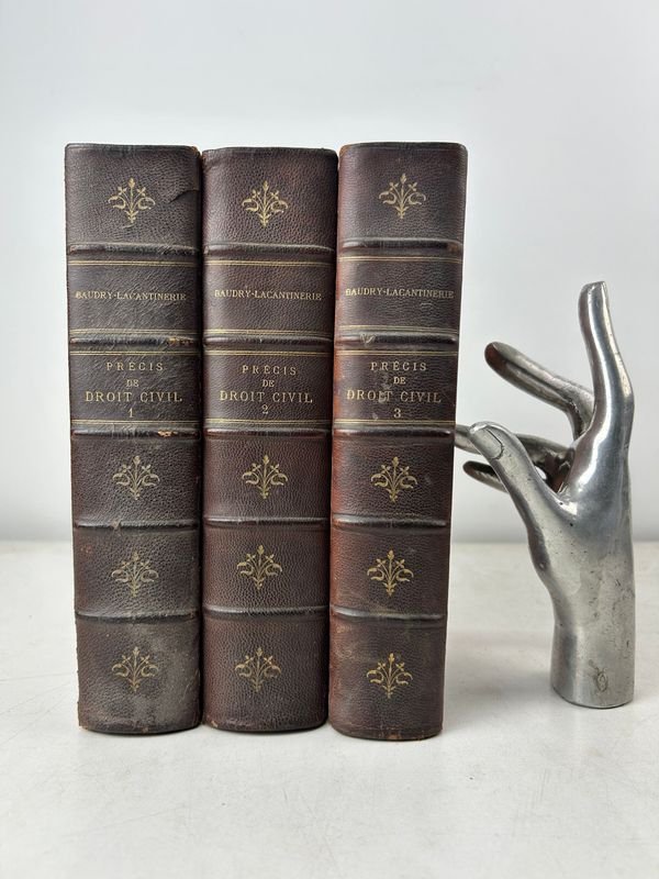 Compendio de Derecho Civil, 3 tomos, 1912, con escultura de mano metálica