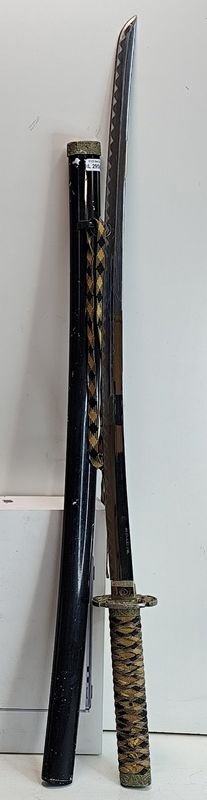Katana Japonesa Tradicional con Detalles Grabados