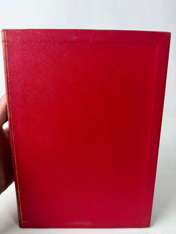 Colección de libros en rojo con temas históricos y artísticos - imagen 2