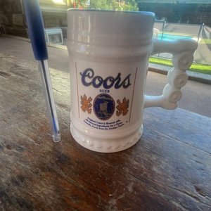 Lote siguiente: Jarra de Loza Blanca Coors Beer con Monograma