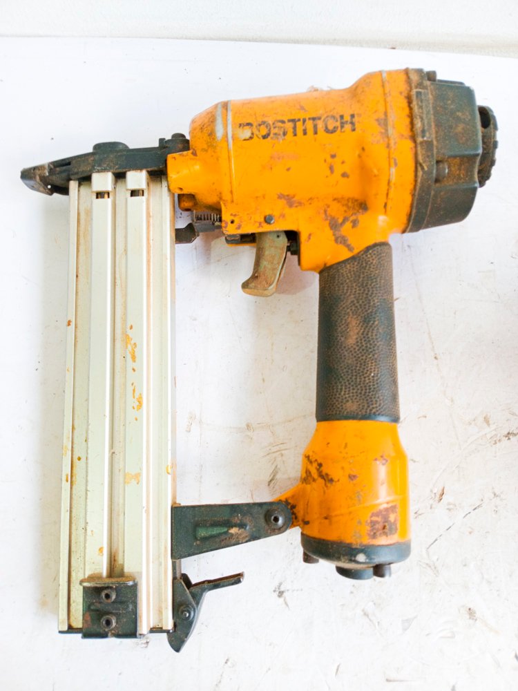 Afilador de cadena de motosierra y discos de madera y clavadora Bostitch - imagen 2
