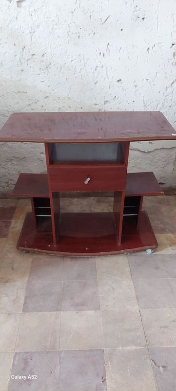 Lote anterior: TV rack de MDF en madera con estante