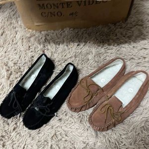 Lote de Más de 60 Pares de Pantuflas y Mocasines Variados - imagen 8