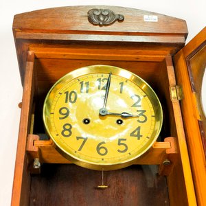 Reloj de Pared Antiguo en Caja de Madera con Péndulo y Llave - imagen 4