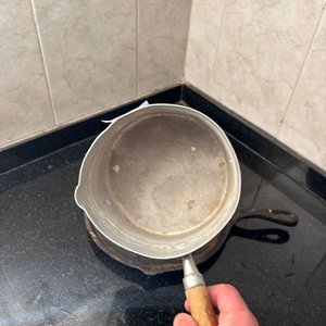 Olla de Aluminio Mariposa y Sartén de Hierro - imagen 2