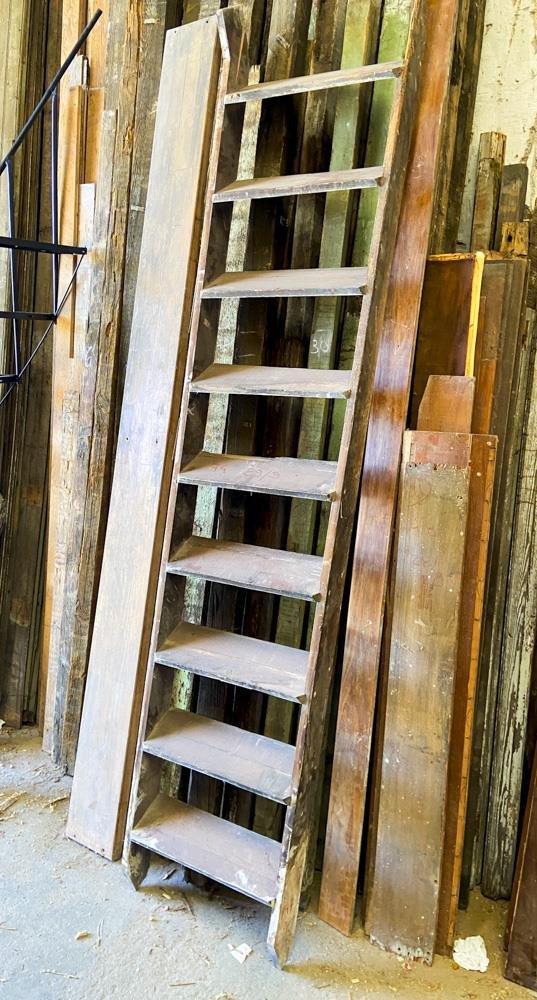 Escalera Recta de Madera Antigua con 9 Escalones - imagen 1