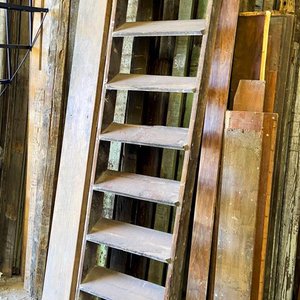 Lote siguiente: Escalera Recta de Madera Antigua con 9 Escalones