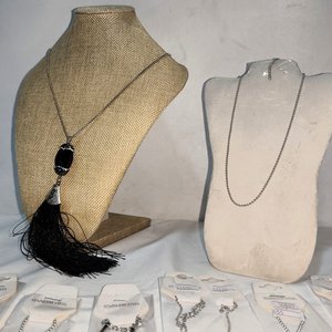 Lote de 50 Piezas de Joyería Surtida en Acero Quirúrgico: Collares, Anillos y Aretes - imagen 3