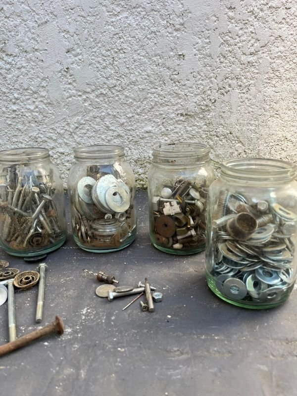 Colección de herramientas y accesorios en metal