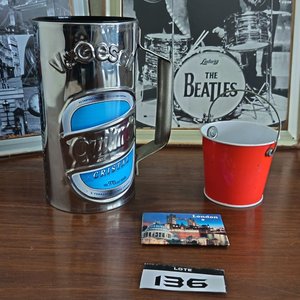 Lote de Carteles Metálicos Vintage, Jarra Cervecera y Balde Esmaltado - imagen 3