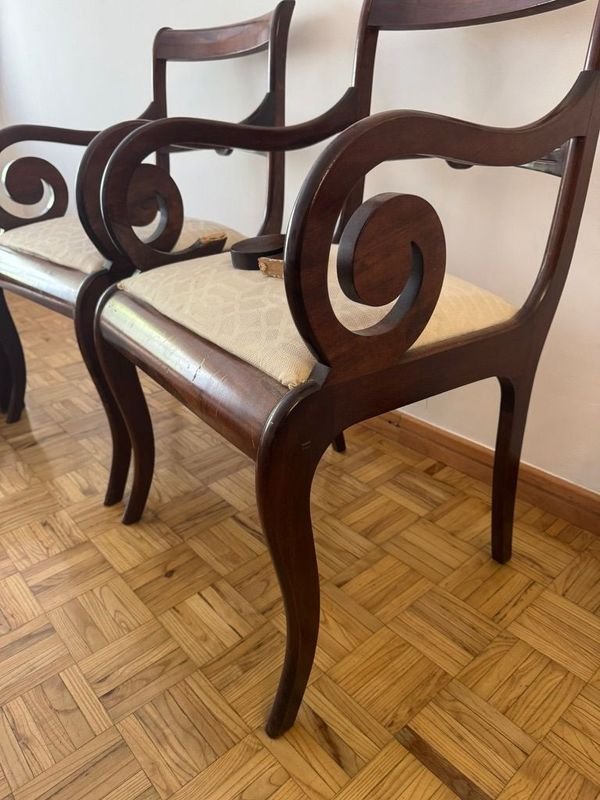 Pare de sillas de madera modernas en buen estado - imagen 8