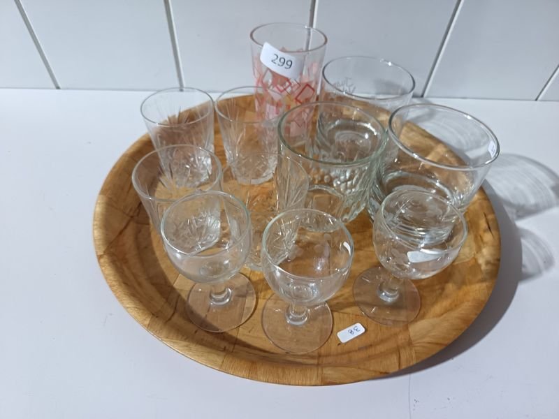Bandeja de Bambú con Vasos y Copitas de Cristal