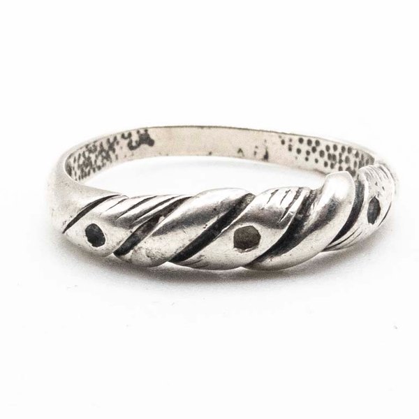 Anillo de Plata con Detalles y Faltantes de Piedras