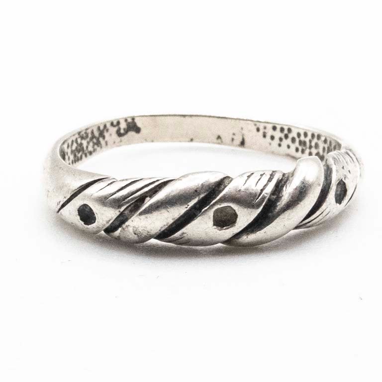 Anillo de Plata con Detalles y Faltantes de Piedras