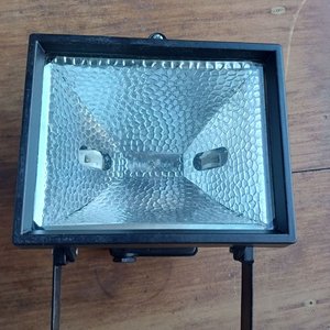 Lote siguiente: Faro Halógeno Negro Nuevo 500W