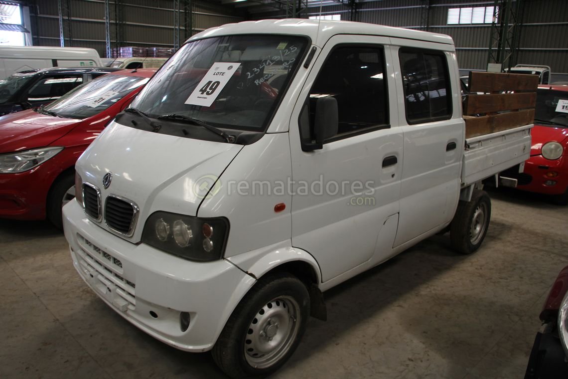 Camioneta Utilitaria DFSK Mini Truck Blanca con Carga de Madera
