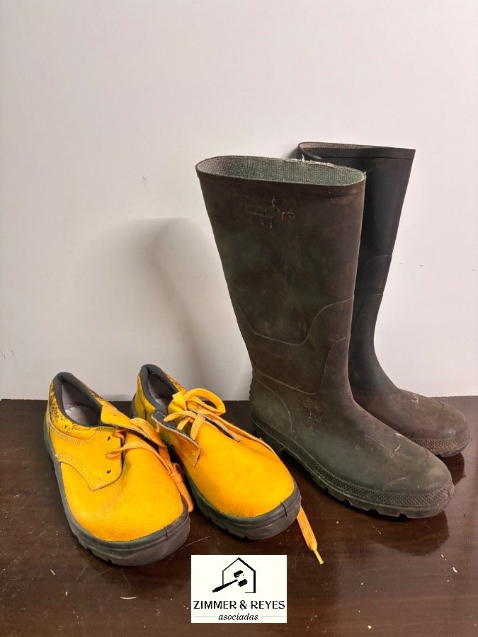 Zapatos de Trabajo Amarillos y Botas de Goma Negras