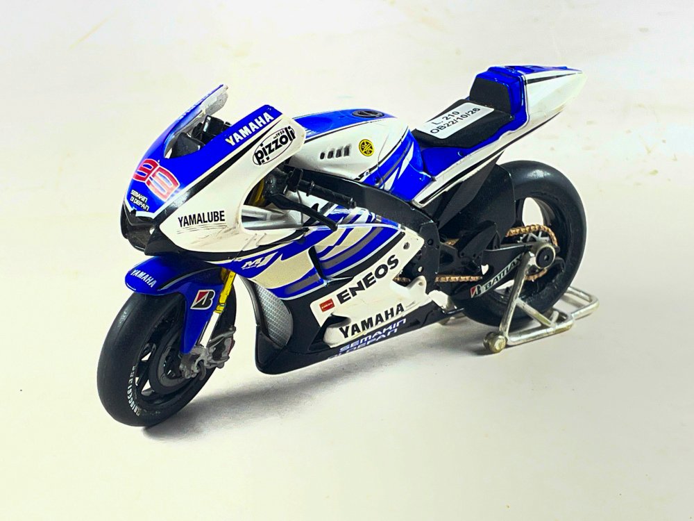 Moto a Escala Yamaha 21 cm Coleccionable