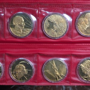 Estuche con 8 Monedas Doradas Sesquicentenario 1825 - imagen 3