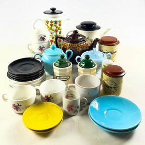 Lote de Teteras, Azucareros, Tazas y Platillos con Detalles - imagen 1