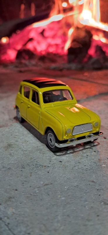 Camioneta Renault 4L Miniatura Coleccionable Amarilla
