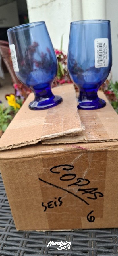 Seis Copas de Vidrio Azul y Bandeja Redonda de Acero Inoxidable