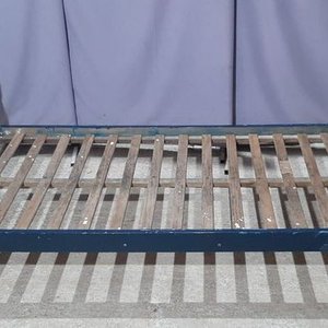 Lote anterior: Cama de 1 Plaza con Detalles Torneados en Madera Azul