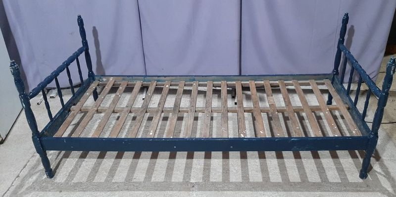Cama de 1 Plaza con Detalles Torneados en Madera Azul