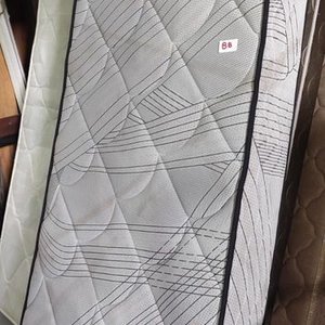 Lote siguiente: Colchón de 1 Plaza en Excelente Estado