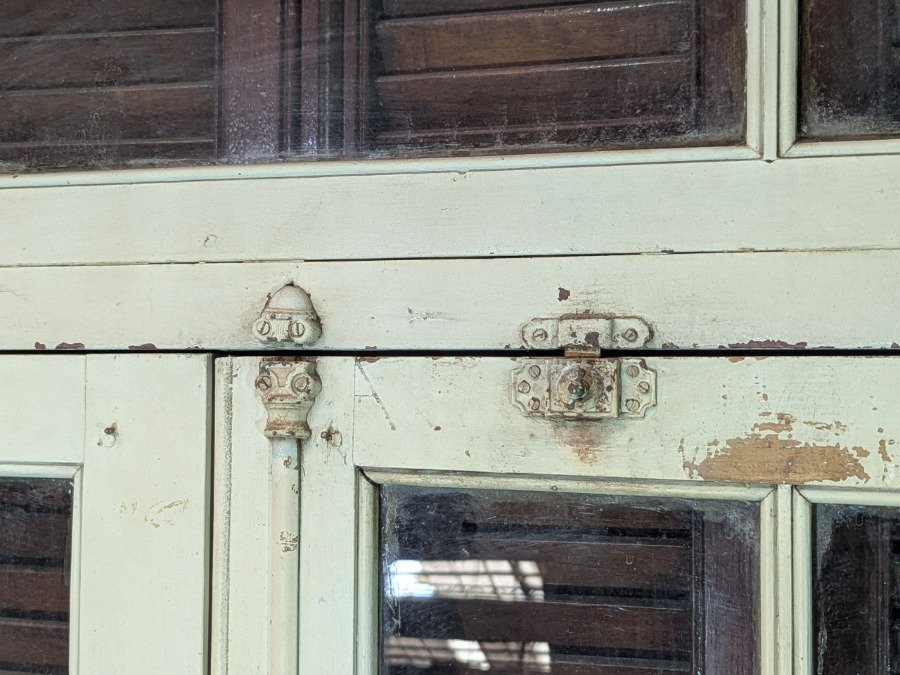 Ventana con dos hojas batientes y postigos tipo celosías en cedro - imagen 8