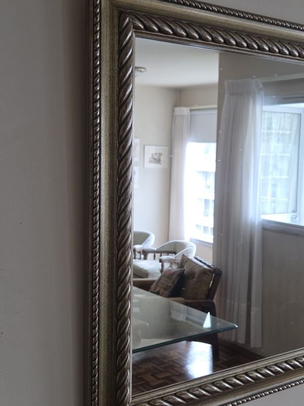 Espejo moderno con marco dorado y reflejo de la habitación - imagen 3