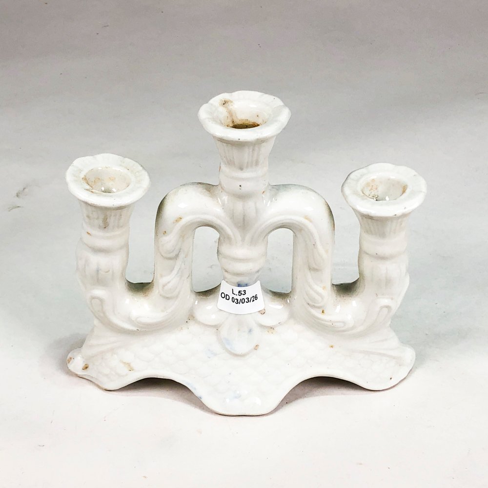 Candelabro en loza blanca con tres velas - imagen 2