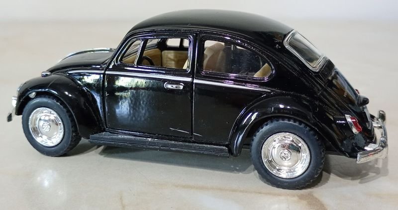 Volkswagen FUSCA a escala modelo 1970 en color Negro - imagen 2
