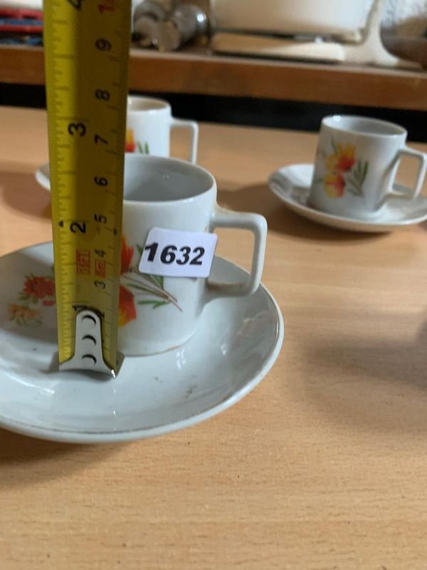Lote de tazas de café con platillos y taza con agarre metálico - imagen 2
